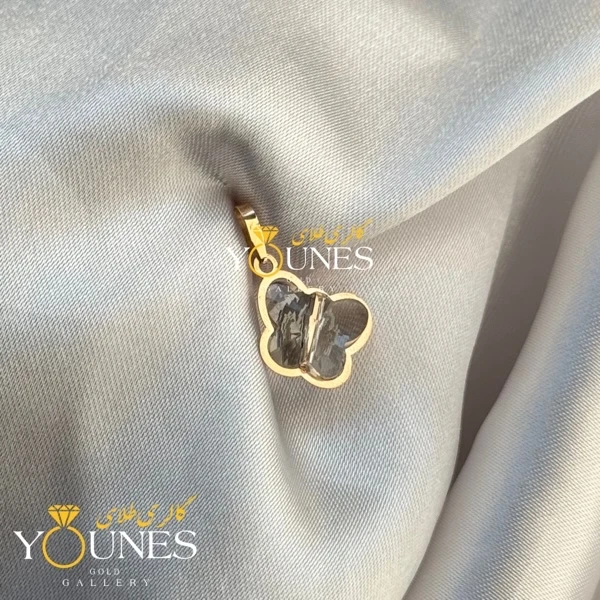 تصویر دوم آویز طلا سواروسکی پروانه ای خاکستری مات